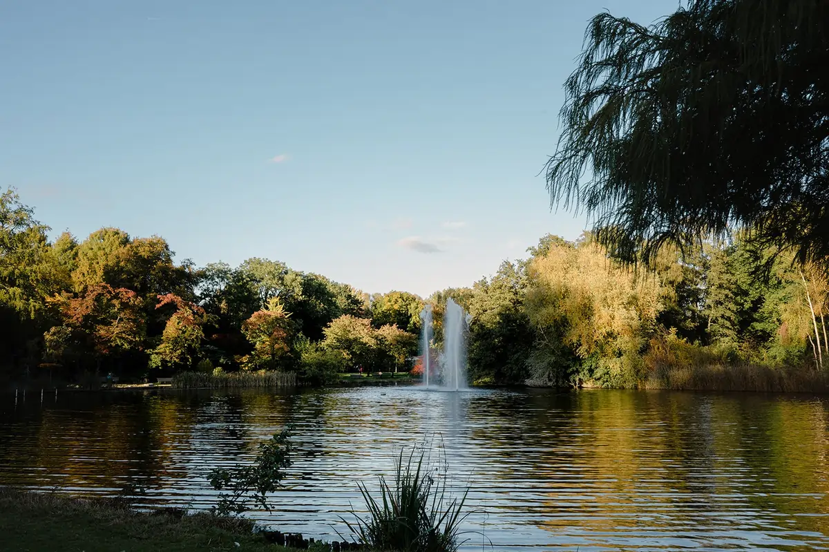 Families at Amstelpark in Amsterdam enjoying gardens, children’s train and colorful flowerbeds.