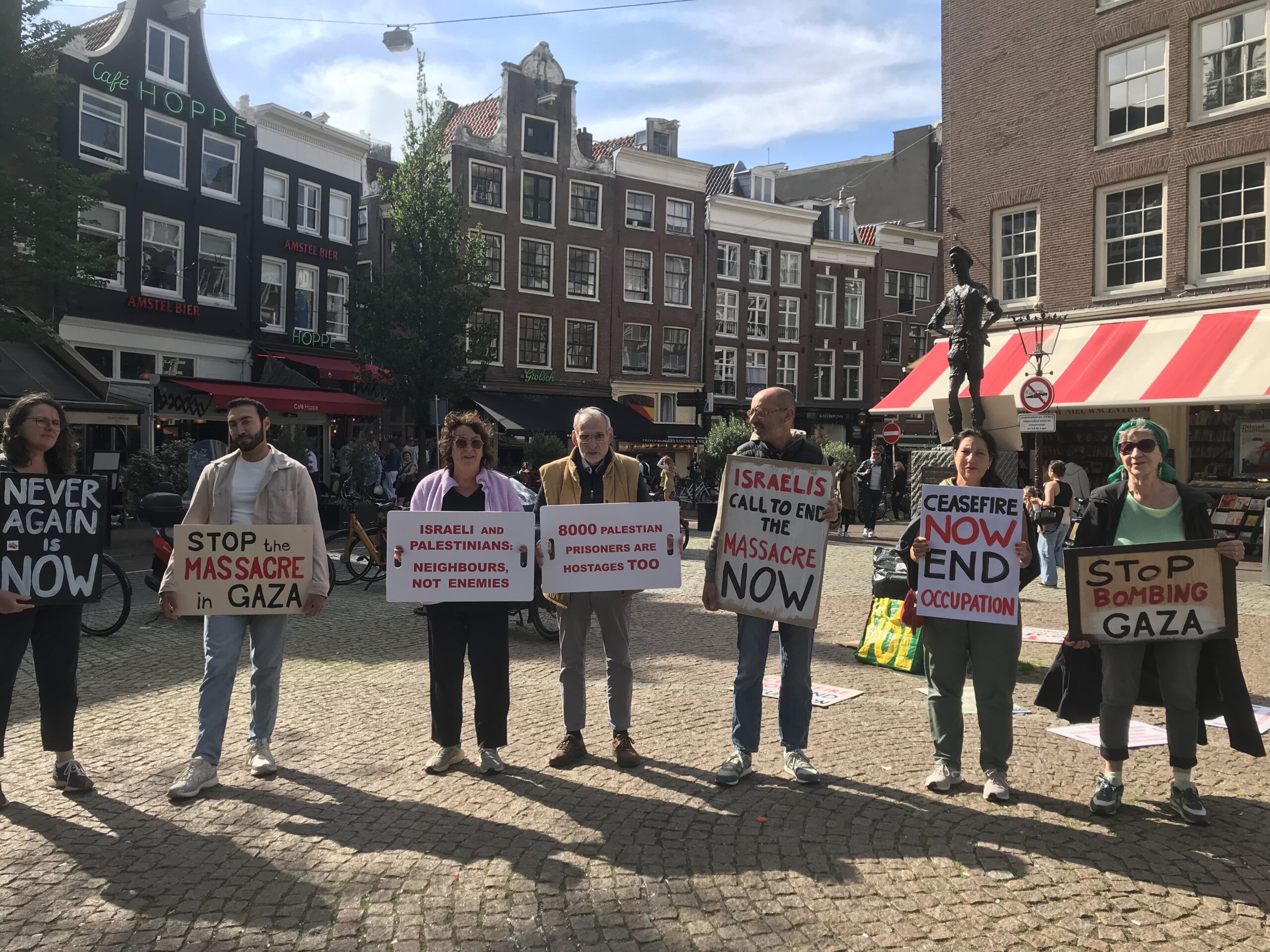 Het lieverdje Statue-a Stage for Protest