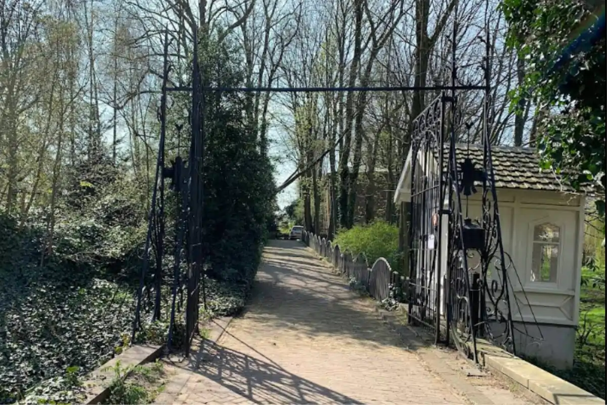 Huis te Vraag Cemetery Amsterdam