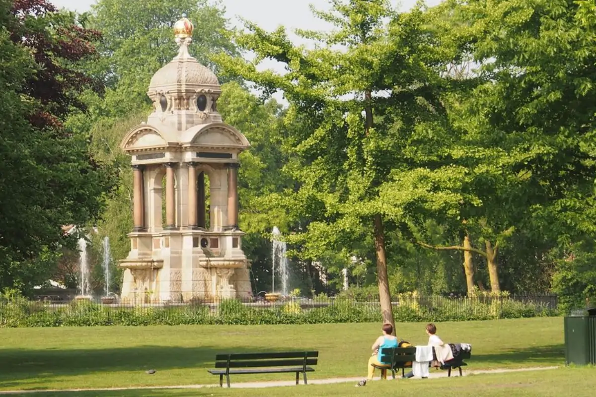 Sarphatipark in De Pijp with trees and pathways Sarphatipark in De Pijp with trees and pathways