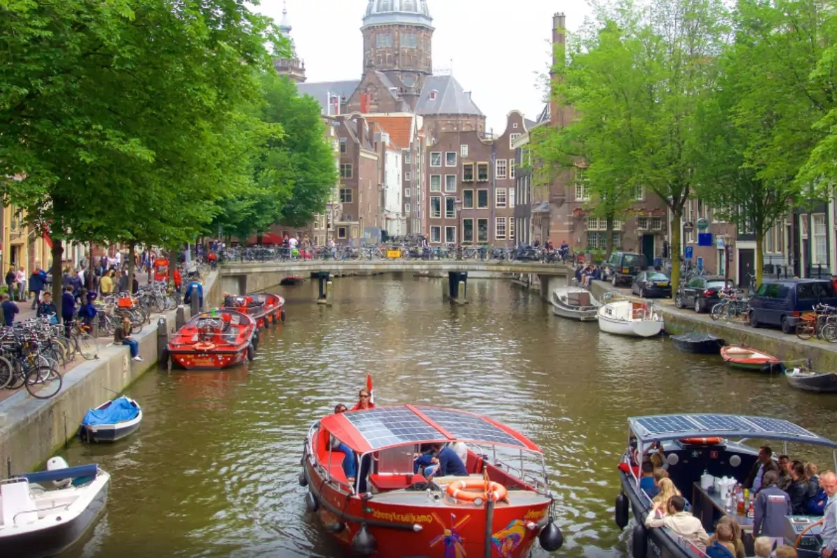 Visitors experience the canal ring Visitors experience the canal ring