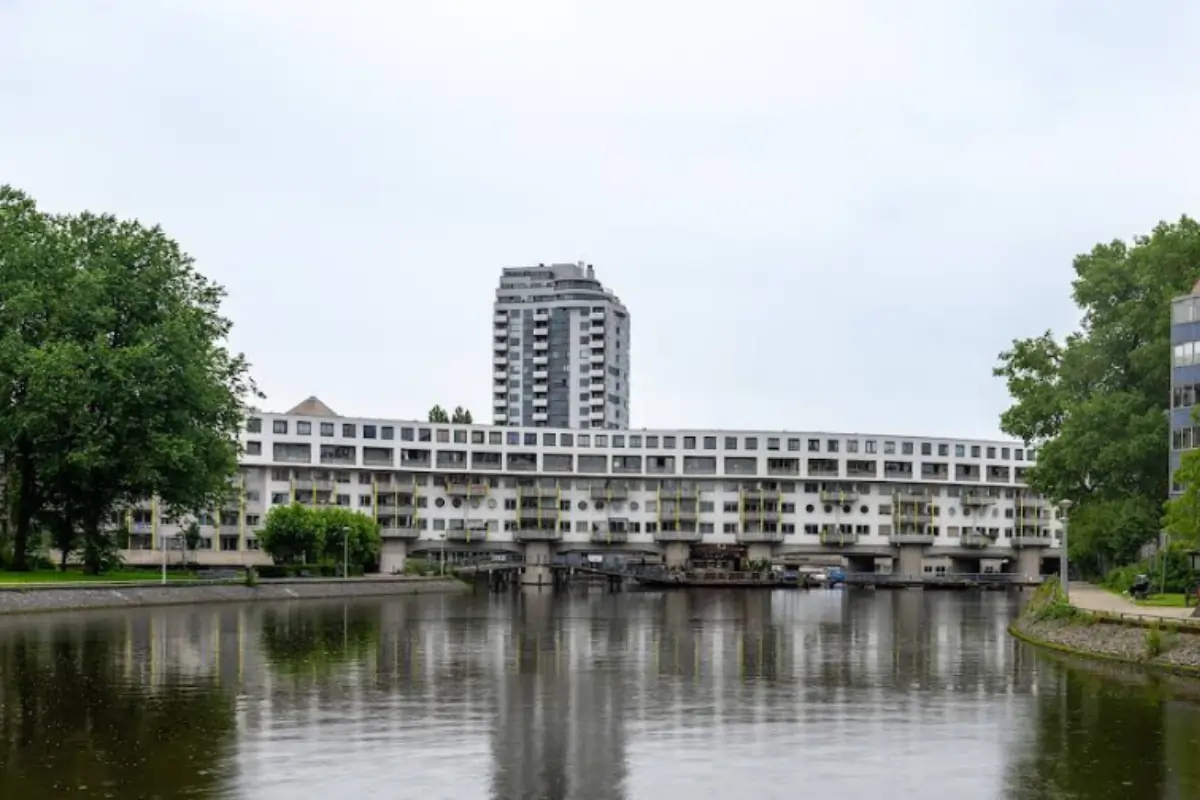 Entrepotburg-conventional separation between infrastructure and housing