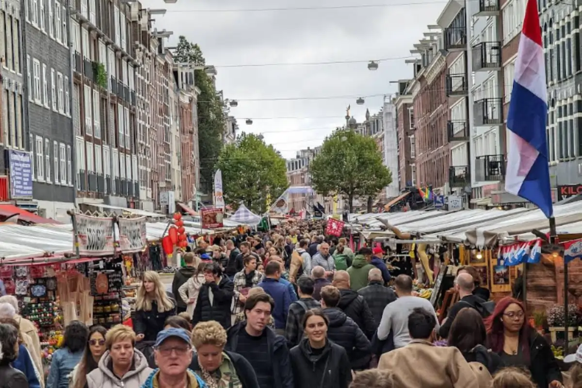 Albert Cuyp Market in Amsterdam with stalls, food vendors and visitors. Albert Cuyp Market in Amsterdam with stalls, food vendors and visitors.